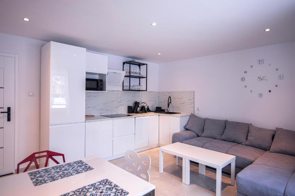 Kuchyňa alebo kuchynka v ubytovaní Apartamenty 8 i 10 osobowe Koniakówka Resort