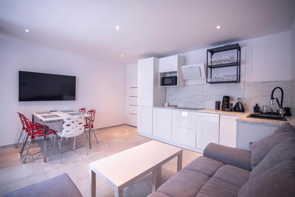Kuchyňa alebo kuchynka v ubytovaní Apartamenty 8 i 10 osobowe Koniakówka Resort
