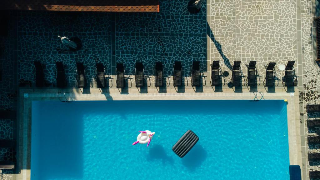Bazén v ubytování Zuzumbo Resort & Spa nebo v jeho okolí