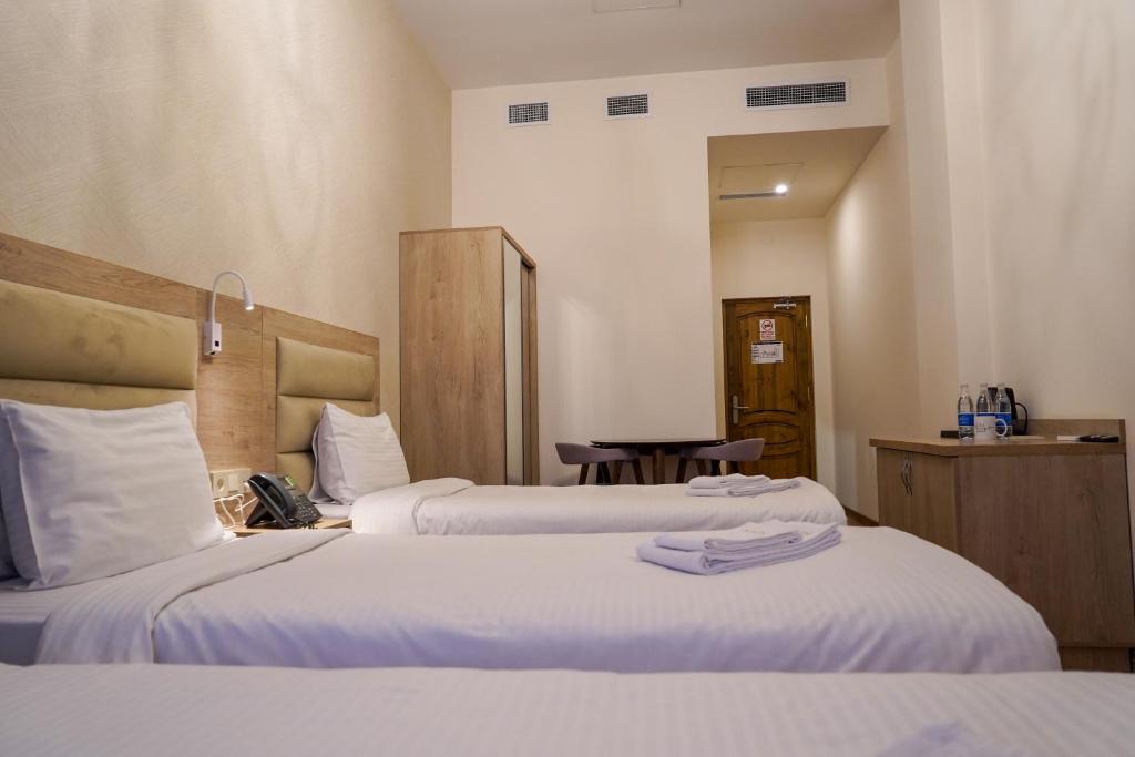 Postel nebo postele na pokoji v ubytování KUMA Hotel Gyumri
