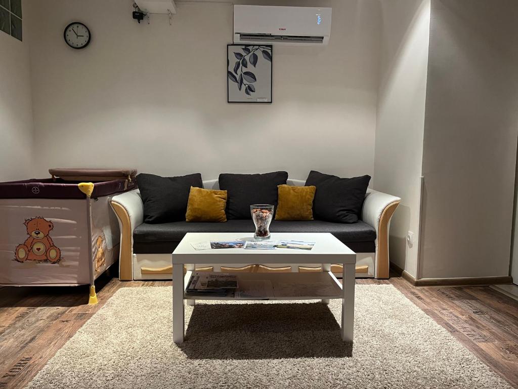 Idill Üdülőház 2 في تيسزافوريد: غرفة معيشة مع أريكة وطاولة قهوة