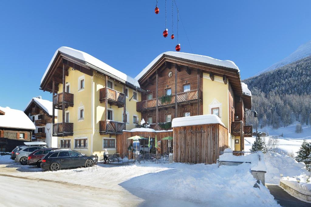 Nespecifikovaný výhled na hory nebo výhled na hory při pohledu z hotelu