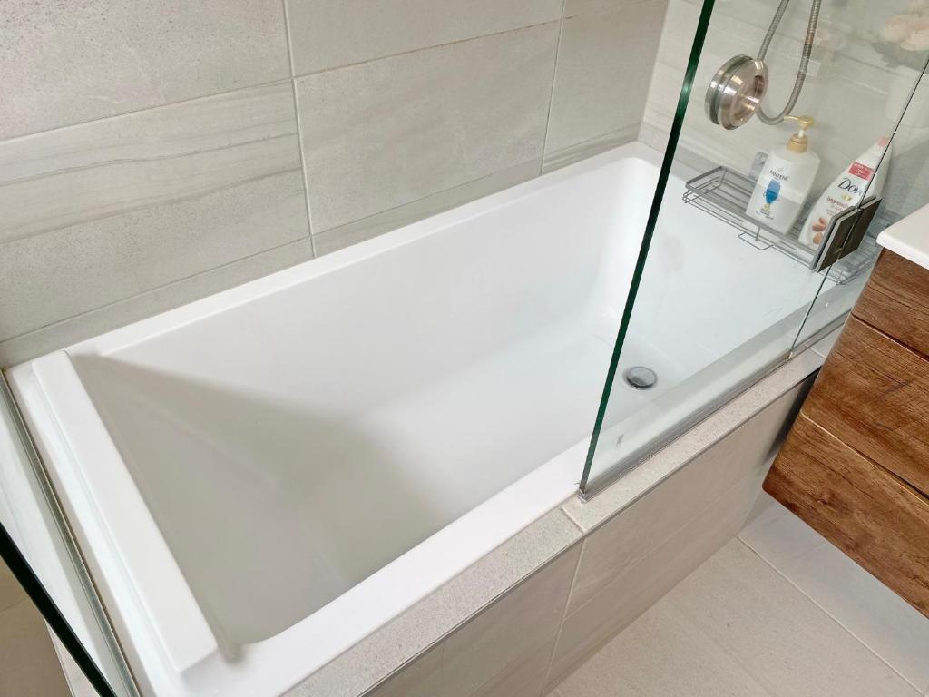 7BR 3BH Beach Escape. 2 min to Browns Bay Beach - Resim 35