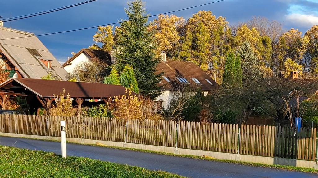 una valla de madera frente a una casa en TUTTO House&Home en Lubno