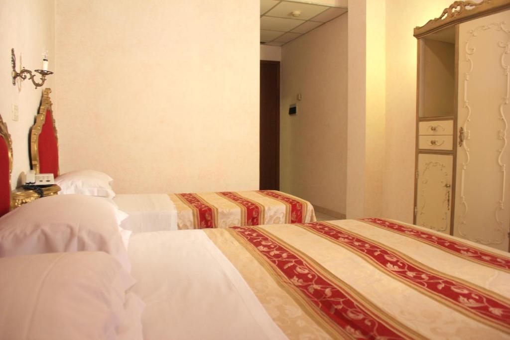 Postel nebo postele na pokoji v ubytování Hotel Romulus