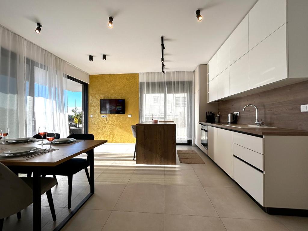 Kuchyň nebo kuchyňský kout v ubytování Sandi Hvar Apartments