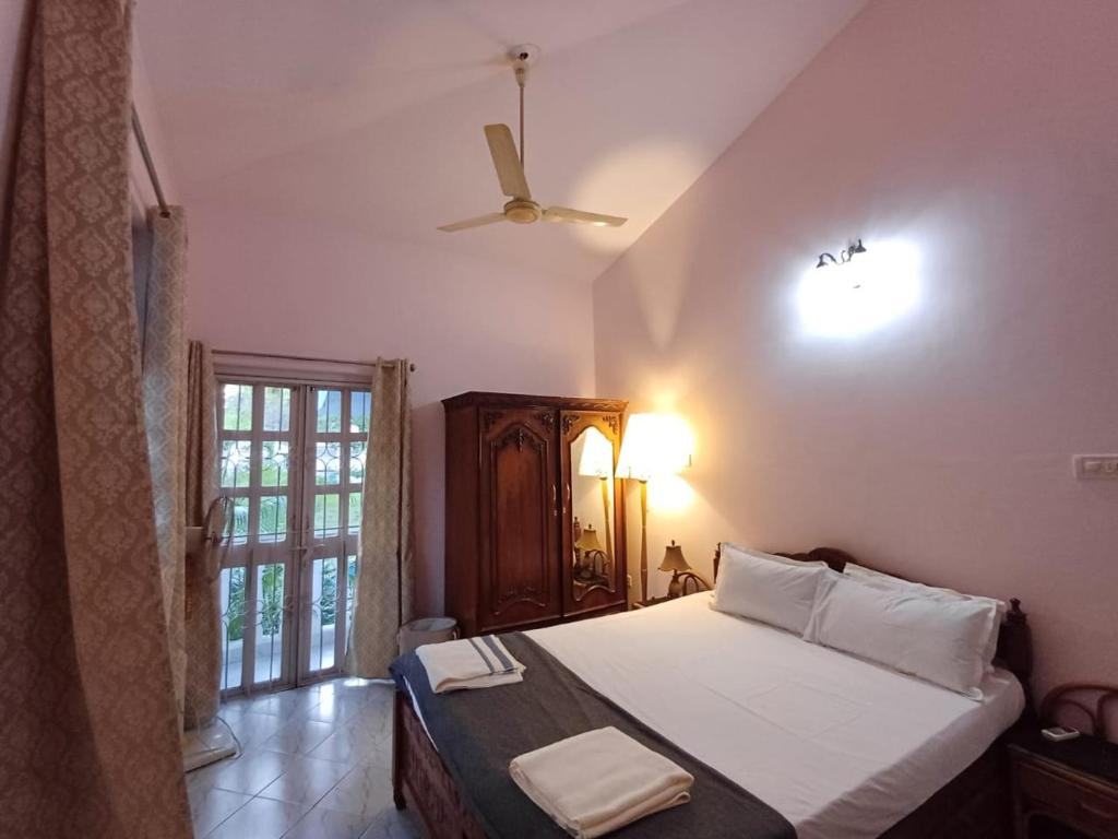 Postel nebo postele na pokoji v ubytování Kinara 2 bhk Villa