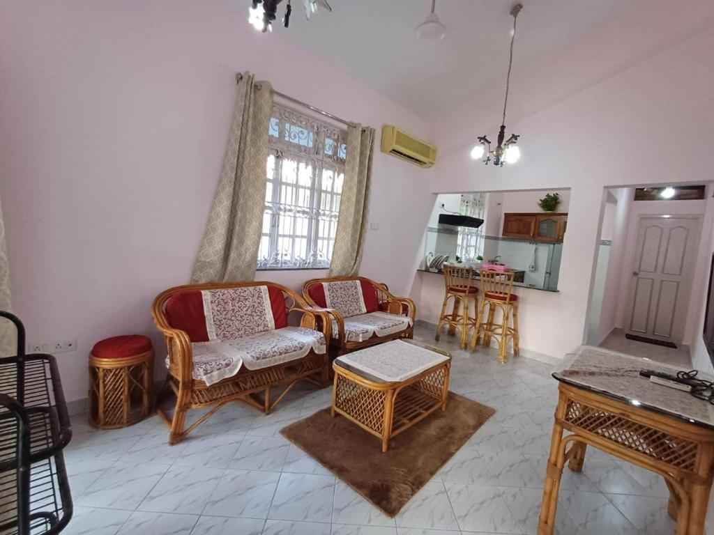 TV a/nebo společenská místnost v ubytování Kinara 2 bhk Villa