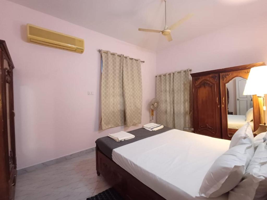 Postel nebo postele na pokoji v ubytování Kinara 2 bhk Villa