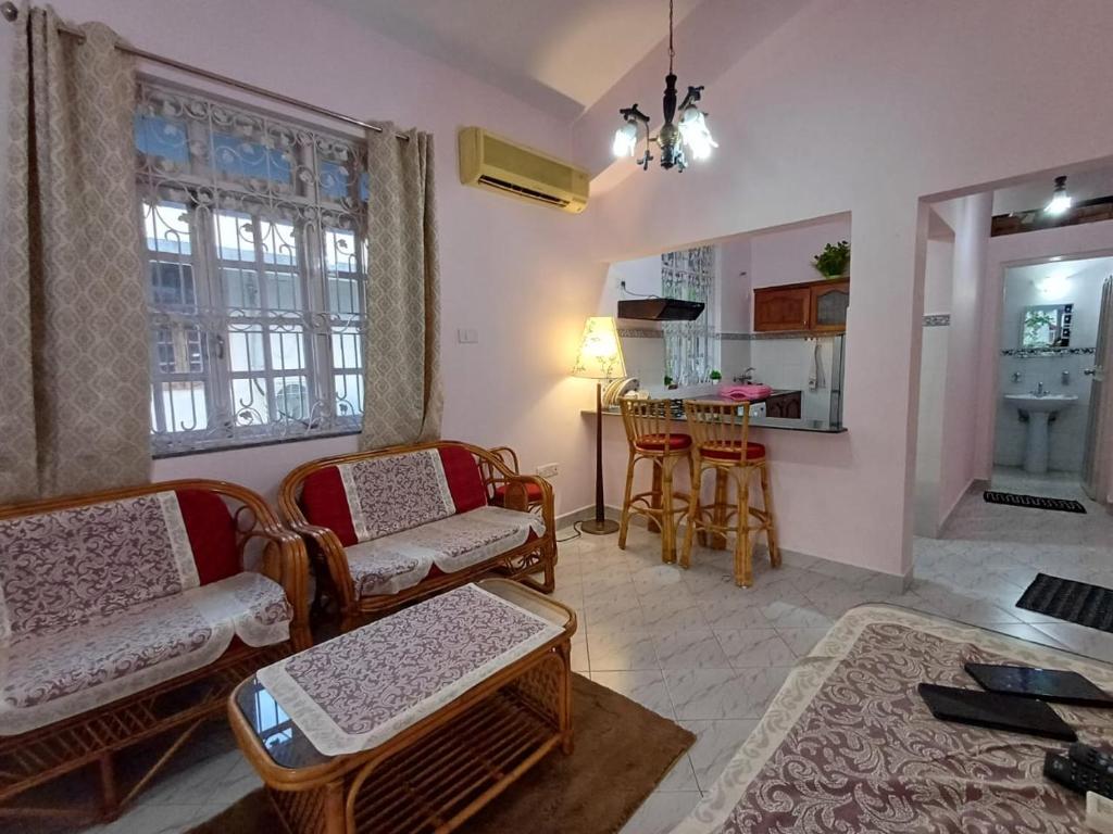 TV a/nebo společenská místnost v ubytování Kinara 2 bhk Villa