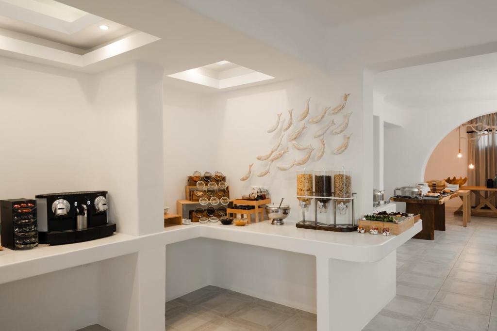 Příslušenství pro přípravu čaje a kávy v ubytování DUNES - Semi Based Apartment with Indoor Garden - Part Of White Dunes Luxury Boutique Hotel