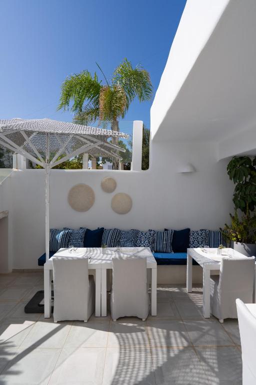 Posezení v ubytování DUNES - Semi Based Apartment with Indoor Garden - Part Of White Dunes Luxury Boutique Hotel
