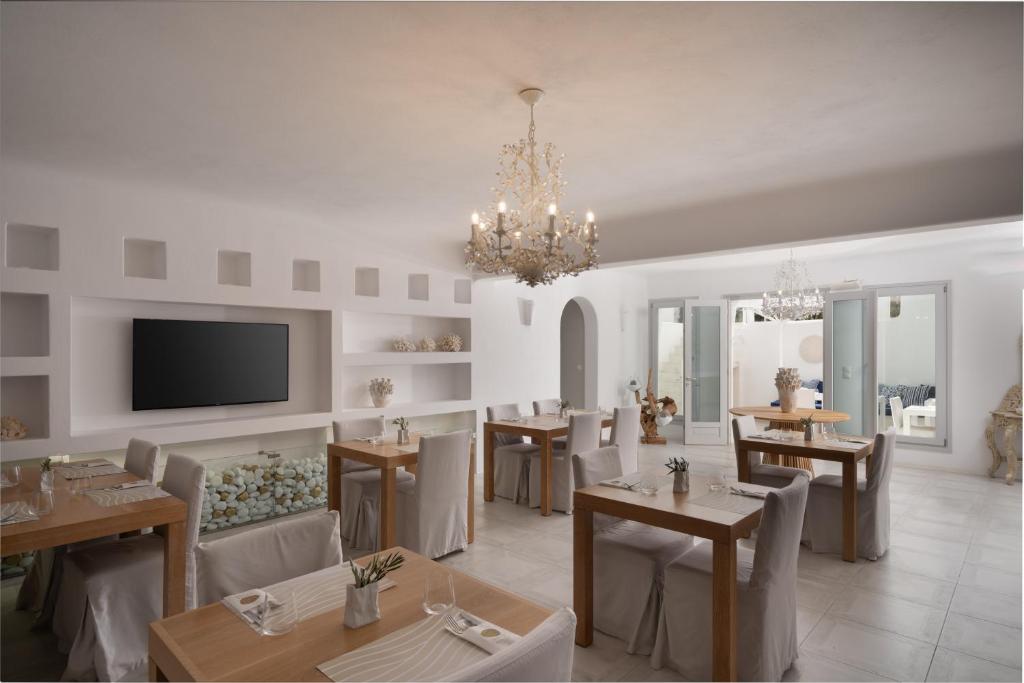 TV a/nebo společenská místnost v ubytování DUNES - Semi Based Apartment with Indoor Garden - Part Of White Dunes Luxury Boutique Hotel