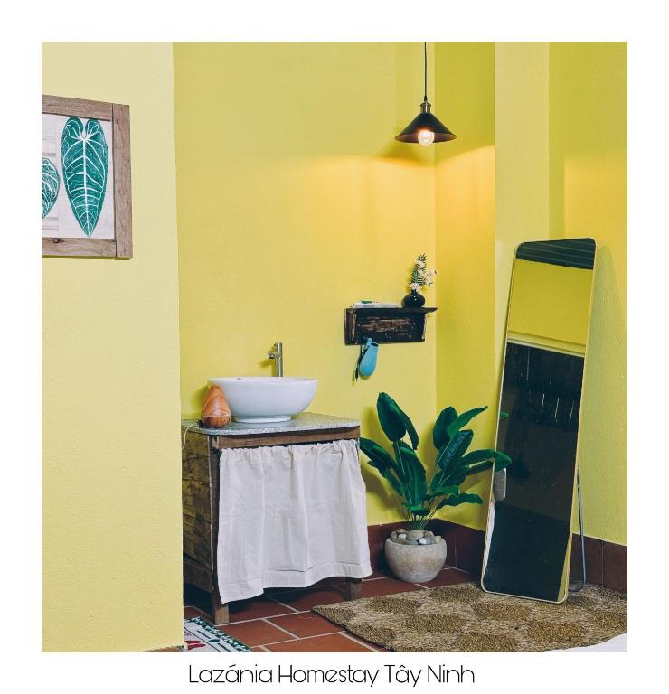 Lazánia homestay Đất Thánh-số 8a hẻm số 3 Phạm Văn Xuyên - Quadruple Room With Private Bathroom