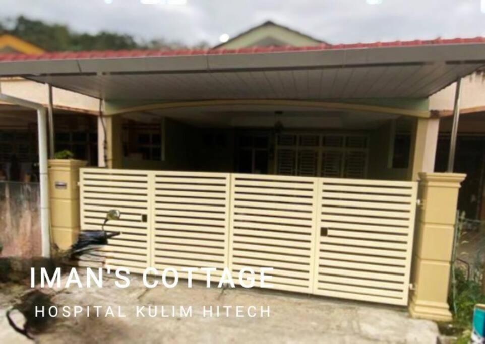 una cerca blanca frente a una casa en Iman’s Cottage Hospital Kulim Hitech, en Kulim