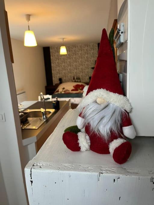 Un chapeau de santa assis au-dessus d'un comptoir dans l'établissement studio plein pied, à Merxheim