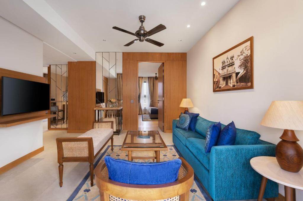 Телевизор и/или развлекательный центр в The Astor - All Suites Hotel Candolim Goa