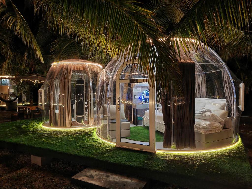 Habitación con 2 cúpulas y cama. en The Coco Journey - Eco Dome, en Melaka