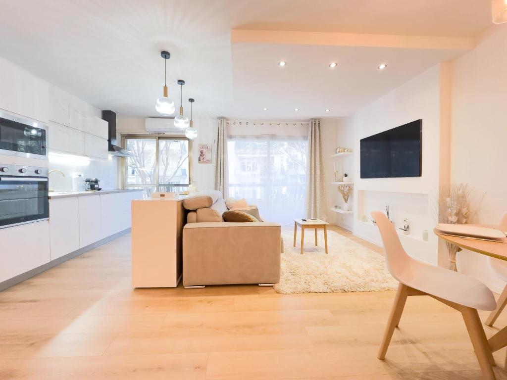 une cuisine et un salon avec un canapé et une table dans l'établissement Le Doré by Winsome Destination, à Cannes