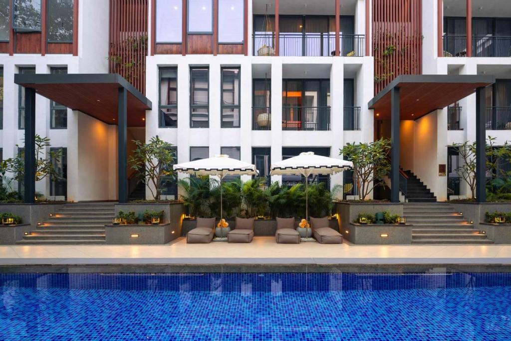 Бассейн в The Astor - All Suites Hotel Candolim Goa или поблизости
