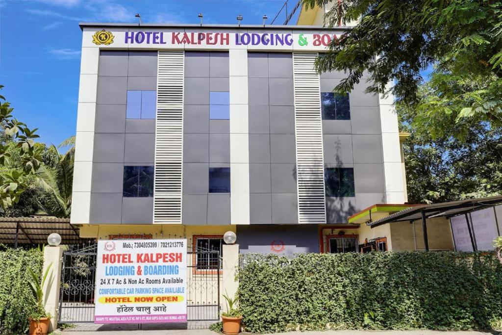 un edificio con un cartel que lee hotel Karachi buscando Sidx en Hotel Kalpesh, en Navi Mumbai