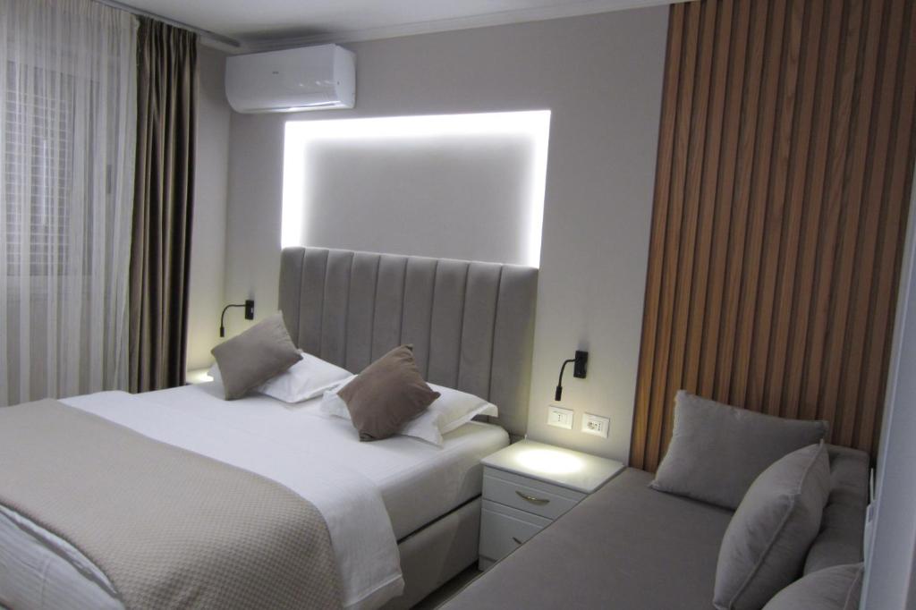 Postel nebo postele na pokoji v ubytování Freddy's Hotel