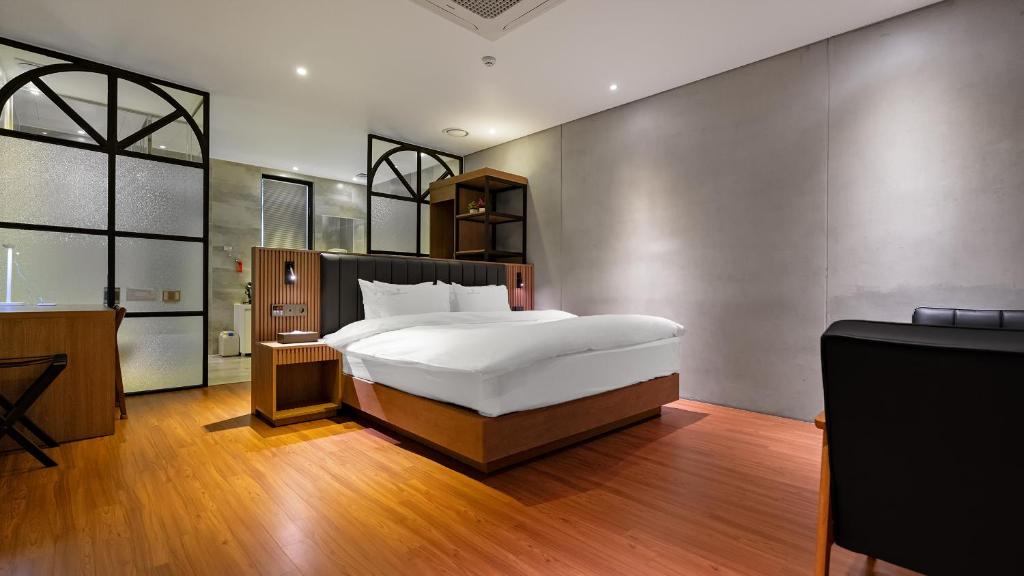Postel nebo postele na pokoji v ubytování Hotel Schweizer Dorf Cheonan