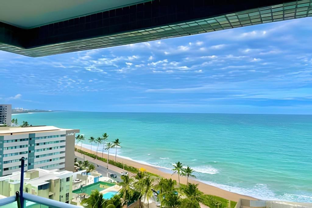 - une vue sur l'océan depuis le balcon d'un complexe dans l'établissement Studios Premium RN, à Maceió