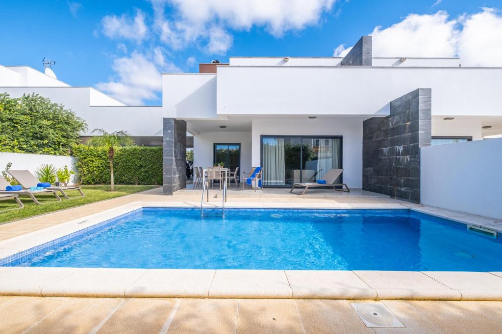 een villa met een zwembad voor een huis bij Villas Novochoro - Small Garden in Albufeira