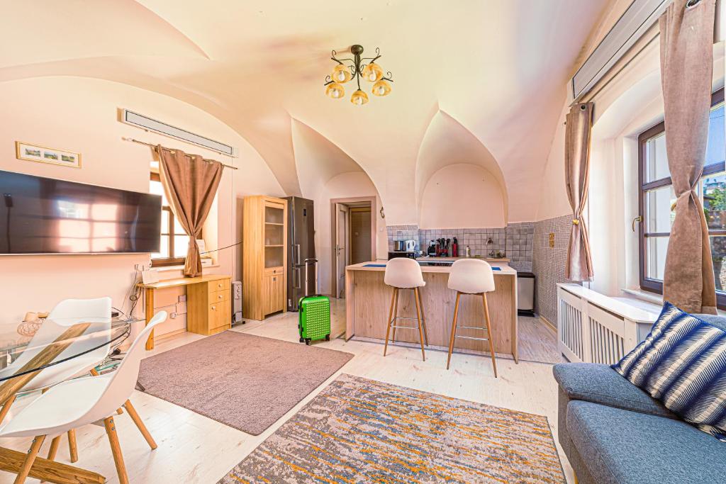 sala de estar con sofá y mesa en Komló Apartman - Stefan, en Kőszeg