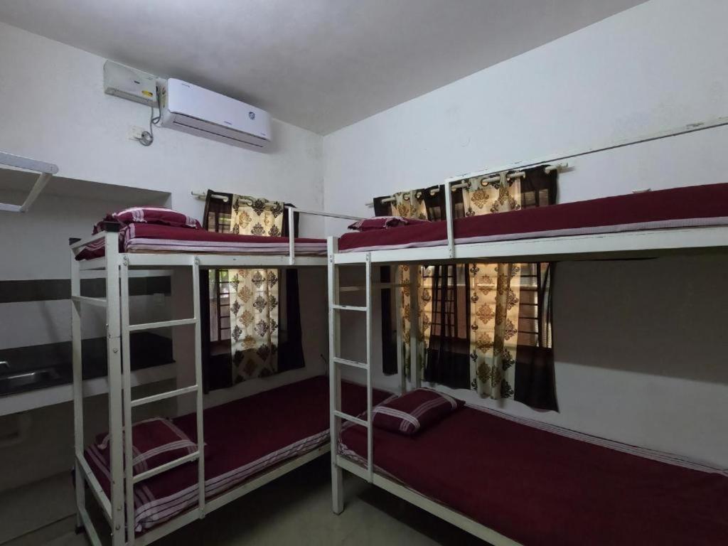 un grupo de literas en una habitación en Kripa Residency, en Kochi