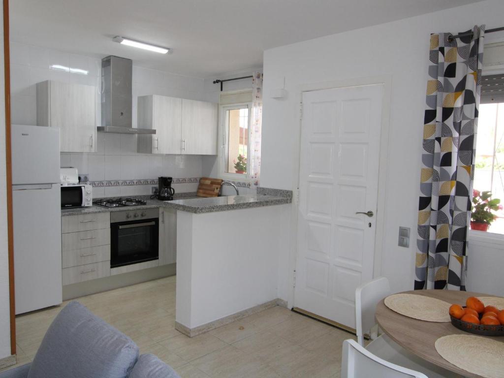 Kuchyň nebo kuchyňský kout v ubytování Casa cerca del mar con piscina privada, wifi, aire opcional, mascotas bienvenidas, playa para perros. - ES-184-55