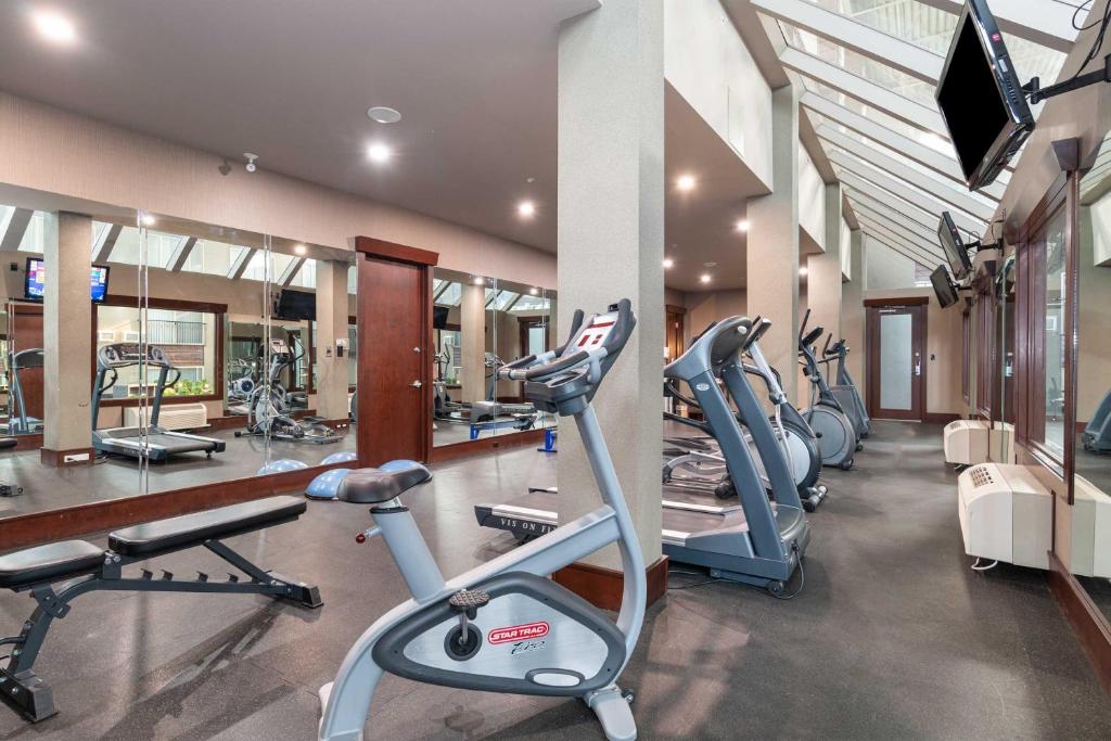 Fitness centrum a/nebo fitness zařízení v ubytování Sandman Hotel Edmonton West