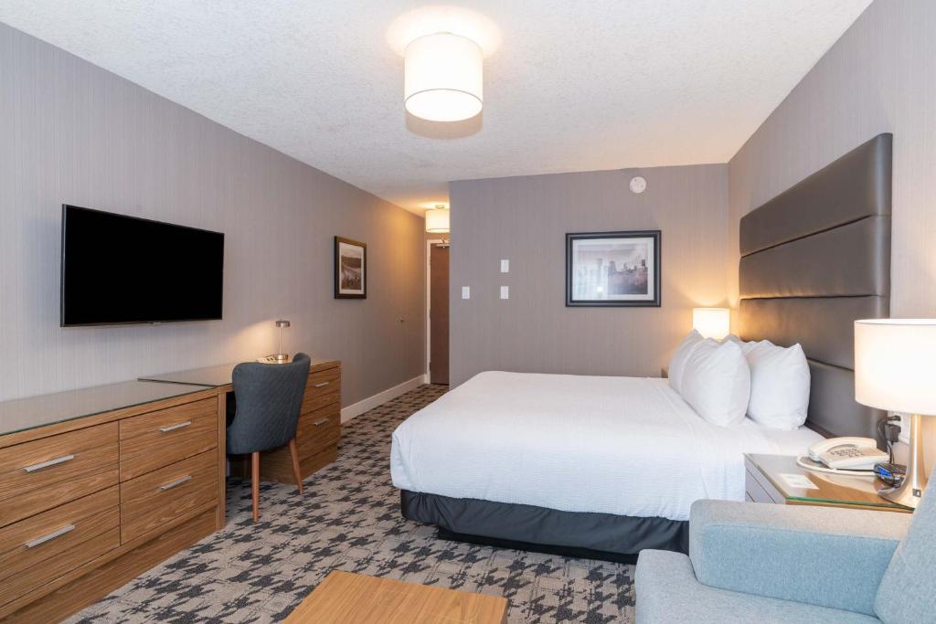 TV a/nebo společenská místnost v ubytování Sandman Hotel Edmonton West