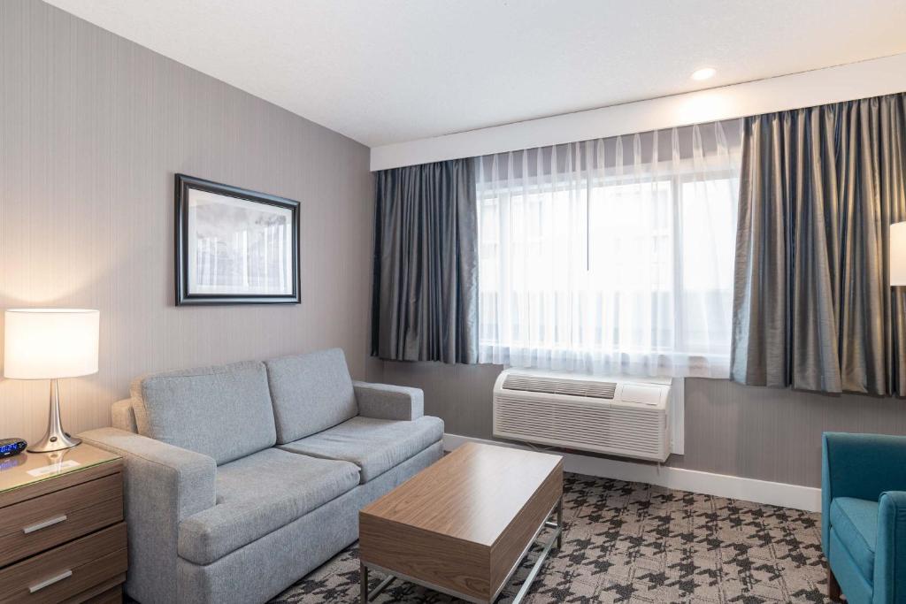 Posezení v ubytování Sandman Hotel Edmonton West