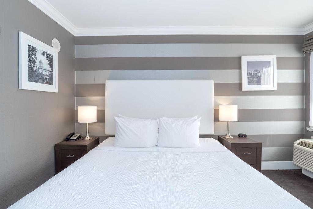 Postel nebo postele na pokoji v ubytování Sandman Hotel Edmonton West