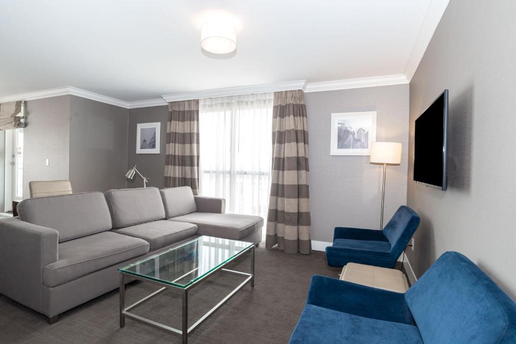 TV a/nebo společenská místnost v ubytování Sandman Hotel Edmonton West