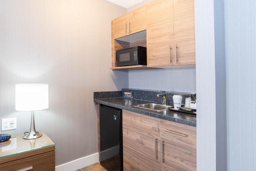 Kuchyň nebo kuchyňský kout v ubytování Sandman Hotel Edmonton West