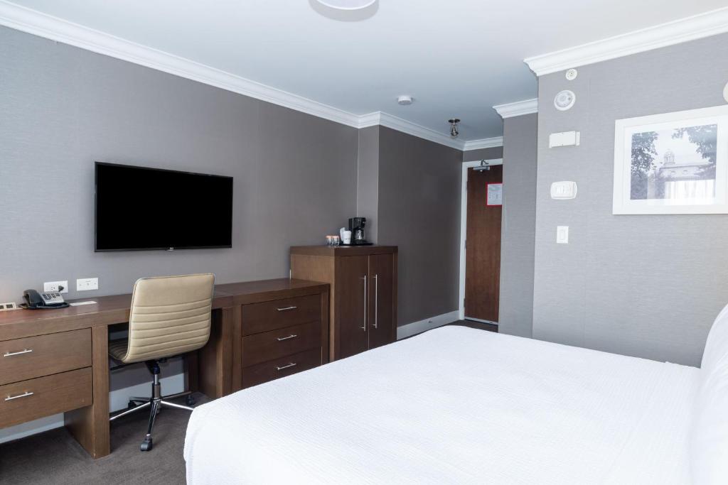 TV a/nebo společenská místnost v ubytování Sandman Hotel Edmonton West