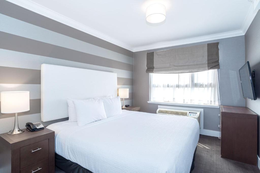 Postel nebo postele na pokoji v ubytování Sandman Hotel Edmonton West