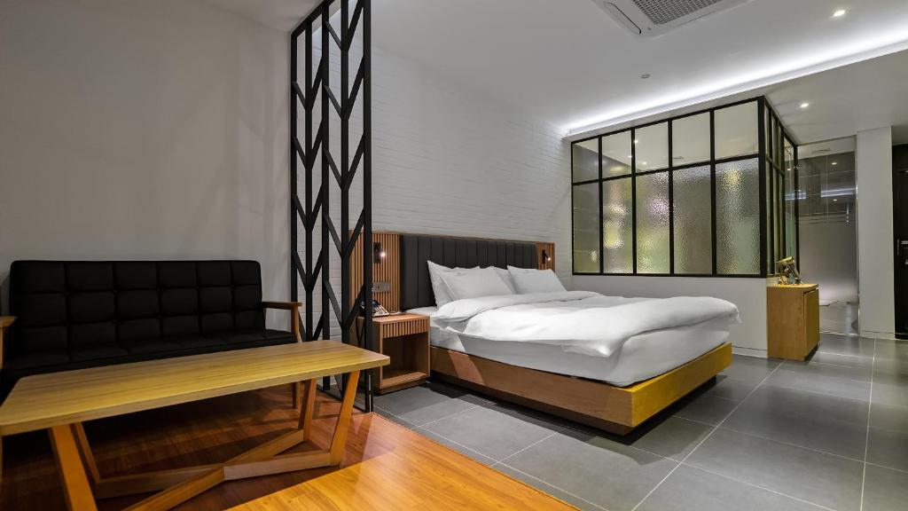 Postel nebo postele na pokoji v ubytování Hotel Schweizer Dorf Cheonan