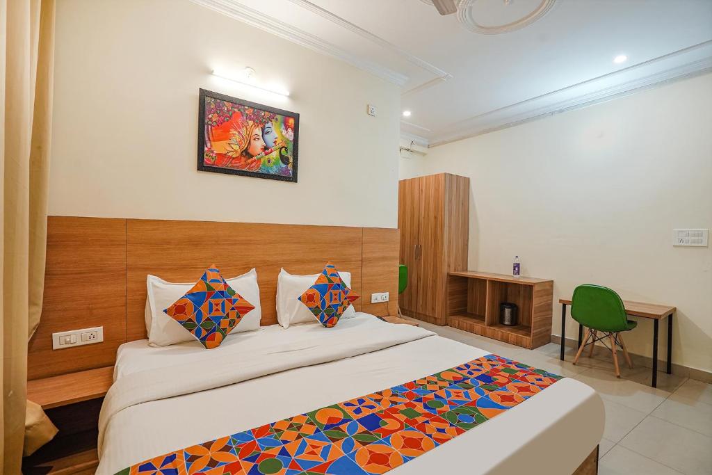 Säng eller sängar i ett rum på FabHotel Aanya Suites