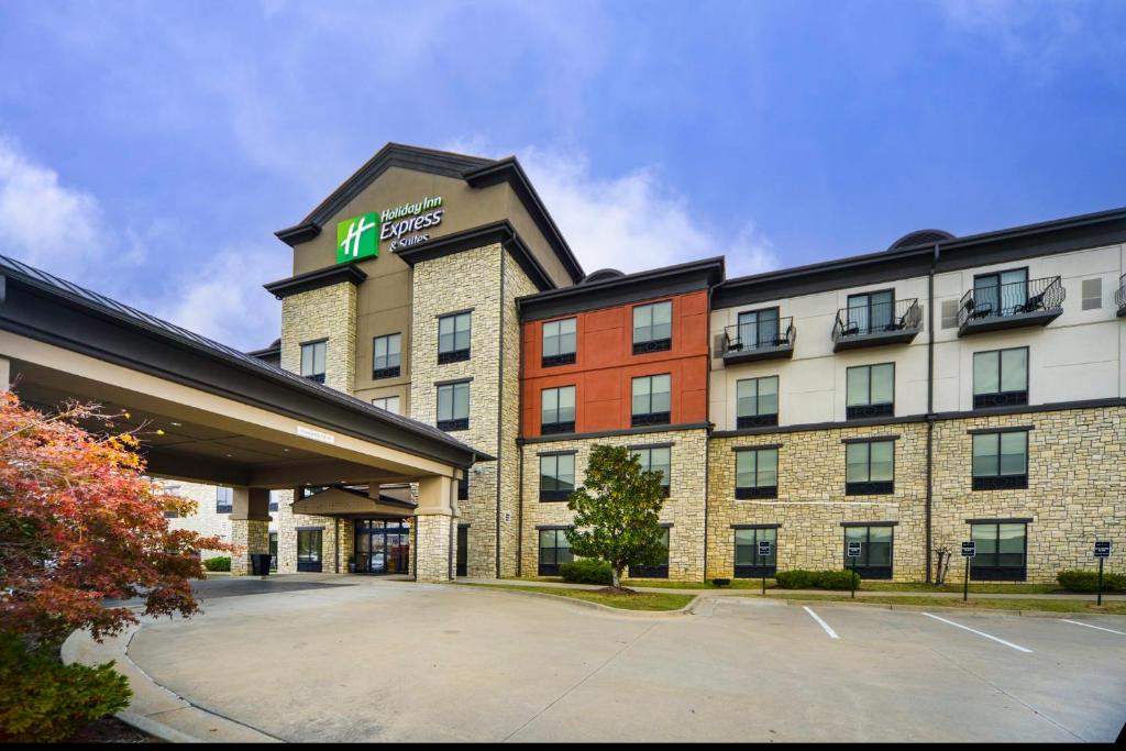 un hôtel avec un parking en face dans l'établissement Holiday Inn Express Conway, an IHG Hotel, à Conway