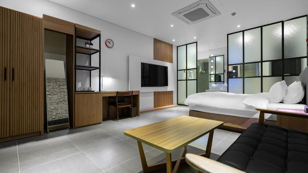 TV a/nebo společenská místnost v ubytování Hotel Schweizer Dorf Cheonan