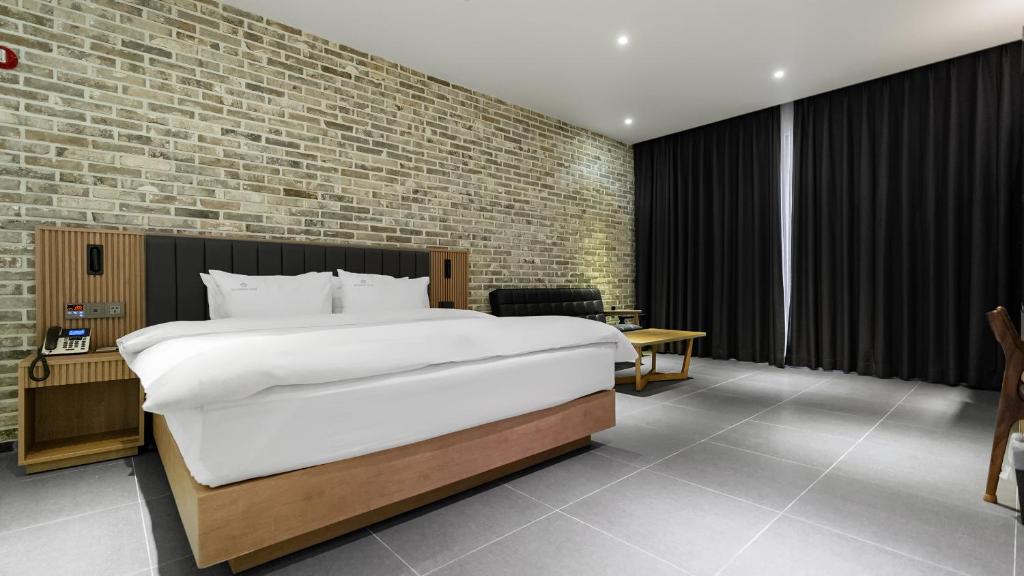 Postel nebo postele na pokoji v ubytování Hotel Schweizer Dorf Cheonan