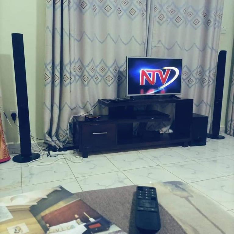 Una televisión o centro de entretenimiento en Stod Villas Namugongo Sonde