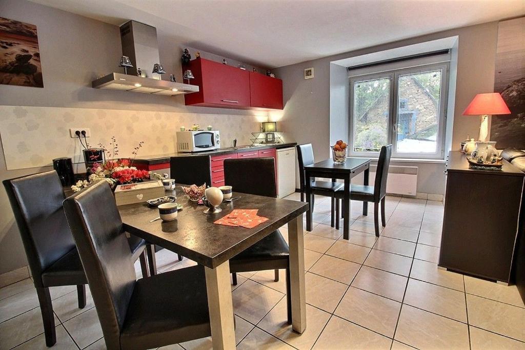 une cuisine et une salle à manger avec une table et des chaises dans l'établissement Ti ma zud kozh, à Gommenec'h