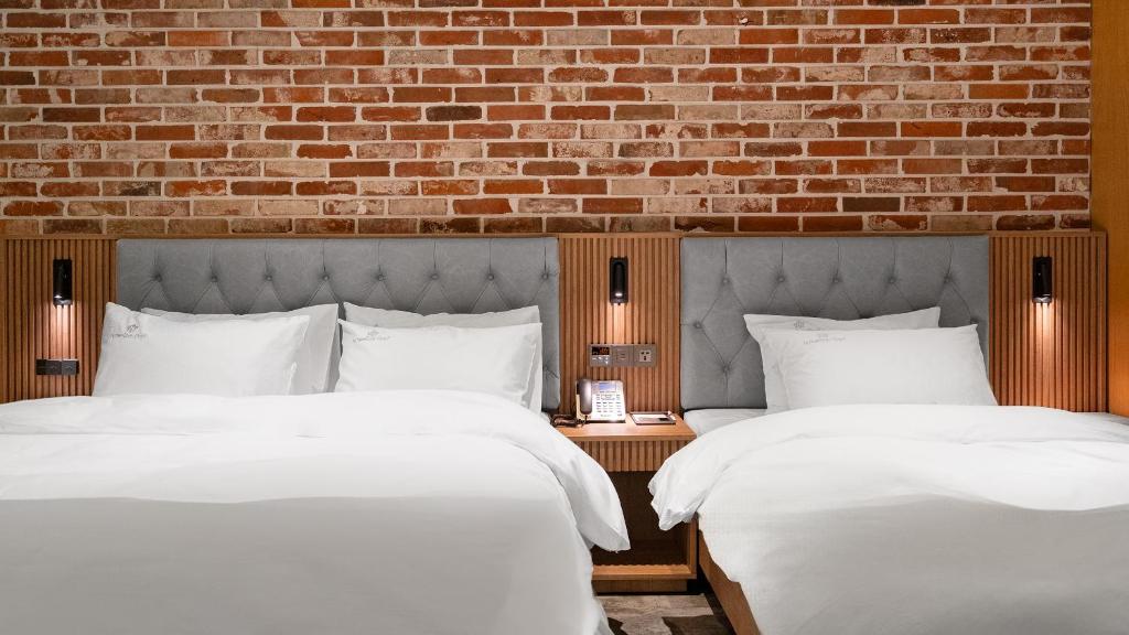 Postel nebo postele na pokoji v ubytování Hotel Schweizer Dorf Cheonan