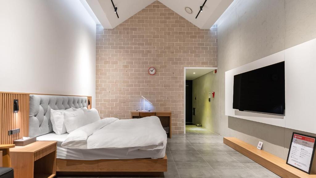 Postel nebo postele na pokoji v ubytování Hotel Schweizer Dorf Cheonan