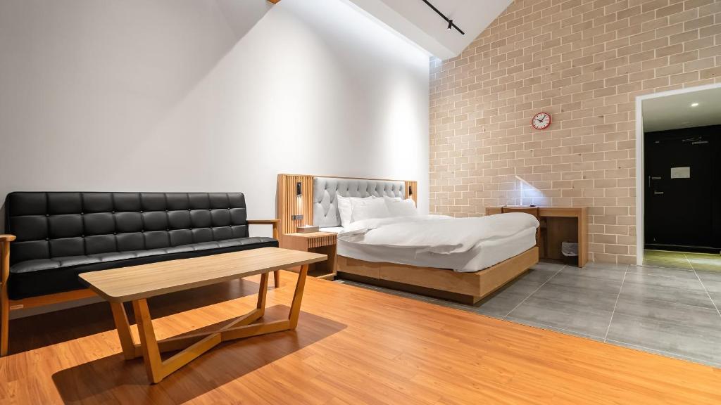 Postel nebo postele na pokoji v ubytování Hotel Schweizer Dorf Cheonan